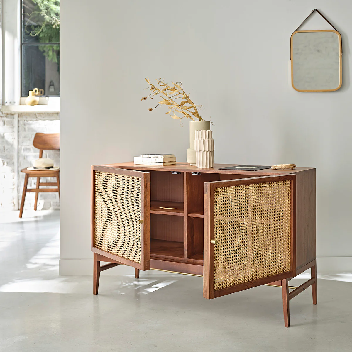 Aparador de acacia maciza acabado nogal y rejilla de 120 cm - Image 3