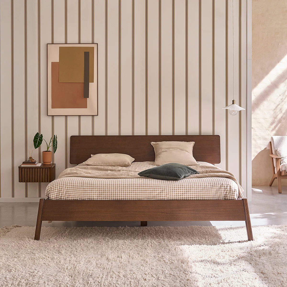 Cama de madera de mindi con acabado nogal 180 cm con somier
