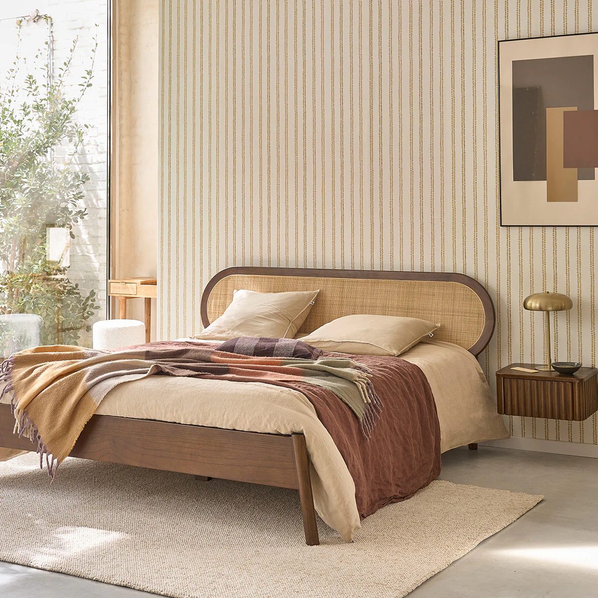 Cama de madera de mindi y mimbre con acabado en nogal 180 cm con somier - Image 3