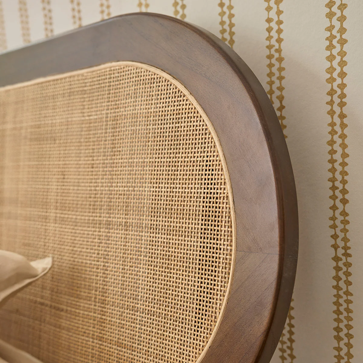 Cama de madera de mindi y mimbre con acabado en nogal 180 cm con somier - Image 5