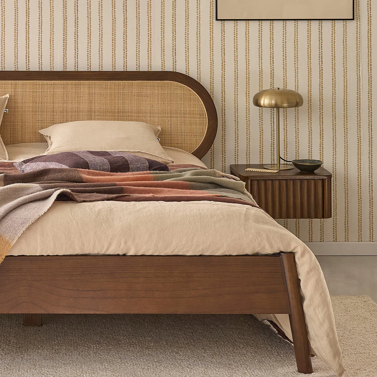 Cama de madera de mindi y mimbre con acabado en nogal 180 cm con somier - Image 6