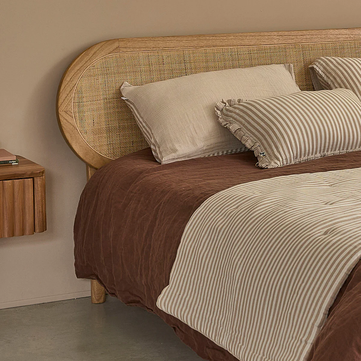 Cama de madera de mindi y mimbre de 180 cm con somier - Image 6