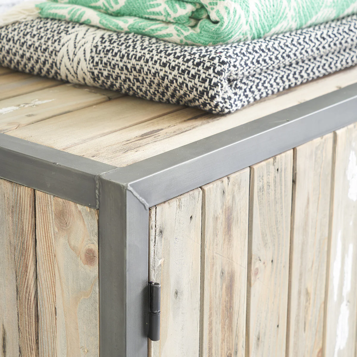 Cómoda de madera maciza reciclada y metal 150 cm - Image 4
