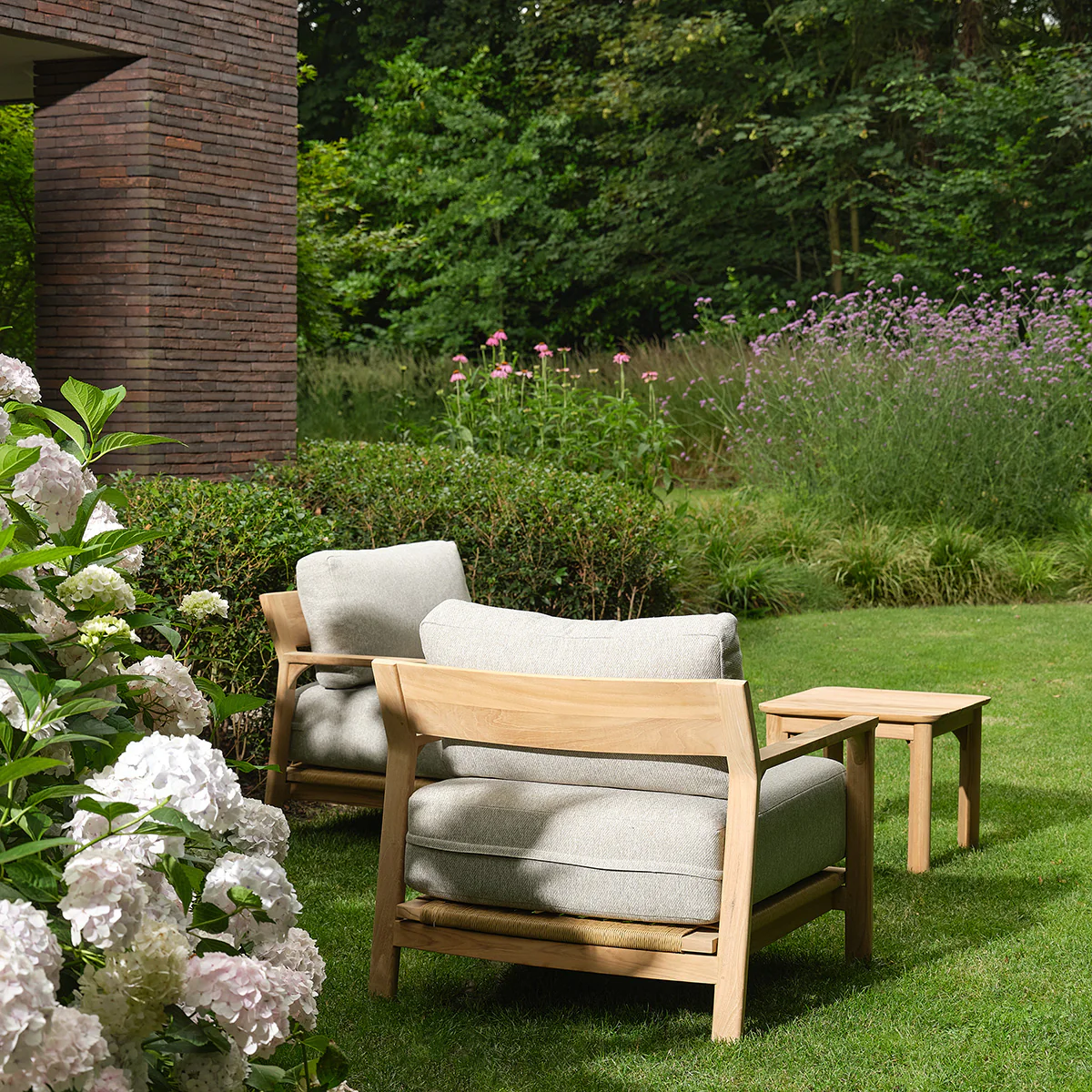 Conjunto de jardín bajo de teca maciza con cojines grises jaspeados para 2 personas. - Image 4