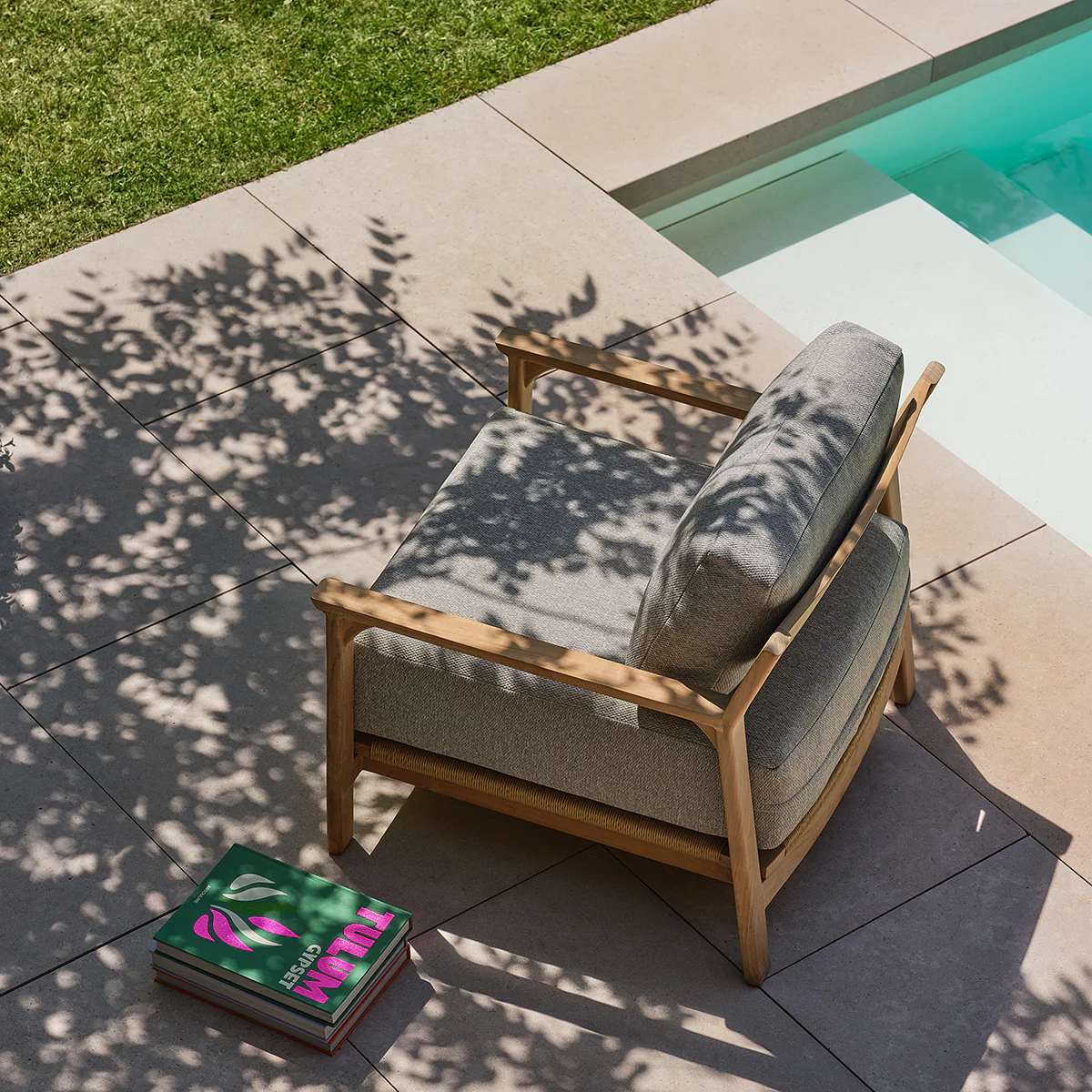 Conjunto de jardín bajo de teca maciza con cojines grises jaspeados para 2 personas. - Image 5