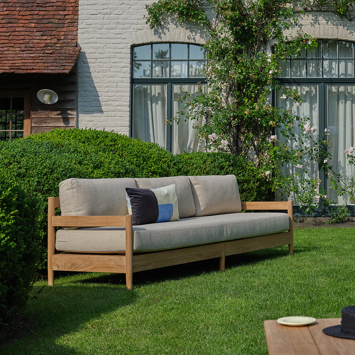 Conjunto de jardín bajo de teca maciza con cojines beige jaspeado para 5 personas. - Image 4