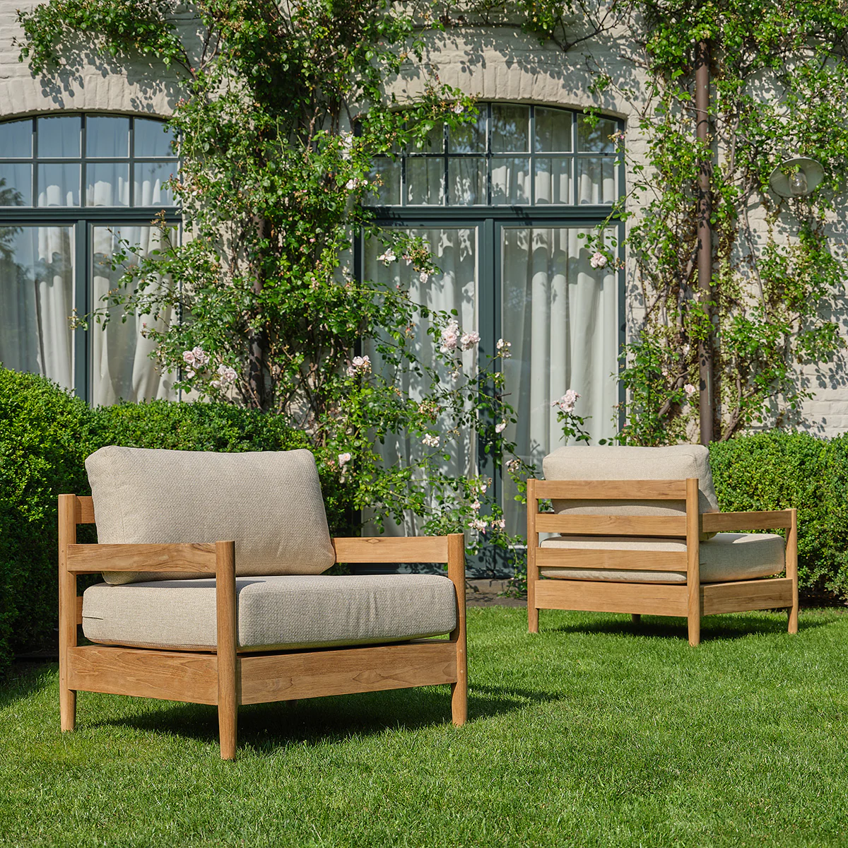 Conjunto de jardín bajo de teca maciza con cojines beige jaspeado para 5 personas. - Image 5