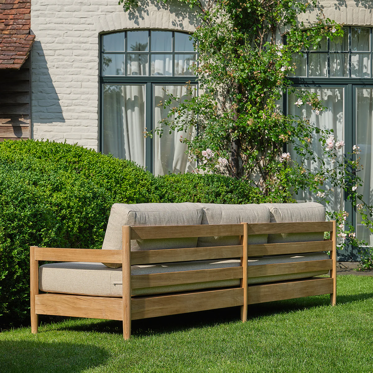 Conjunto de jardín bajo de teca maciza con cojines beige jaspeado para 5 personas. - Image 9