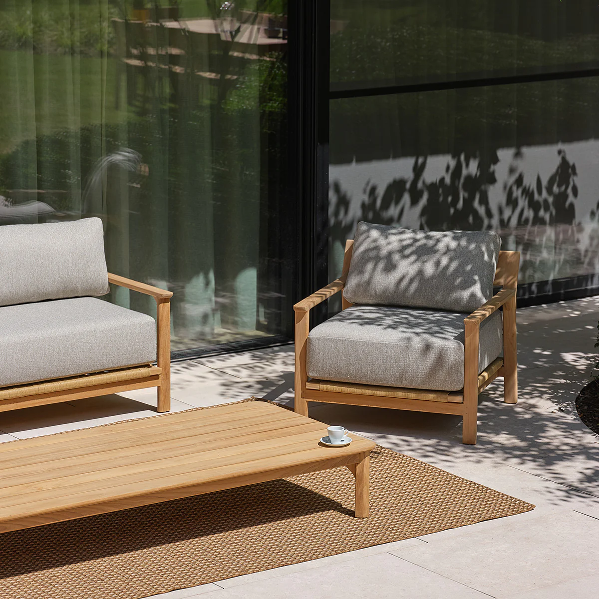 Conjunto de jardín bajo de teca maciza con cojines grises jaspeados para 5 personas. - Image 7