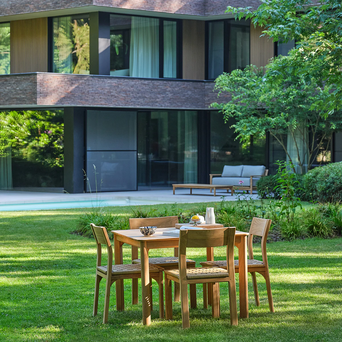 Conjunto de jardín de teca maciza y ratán para 4 personas.