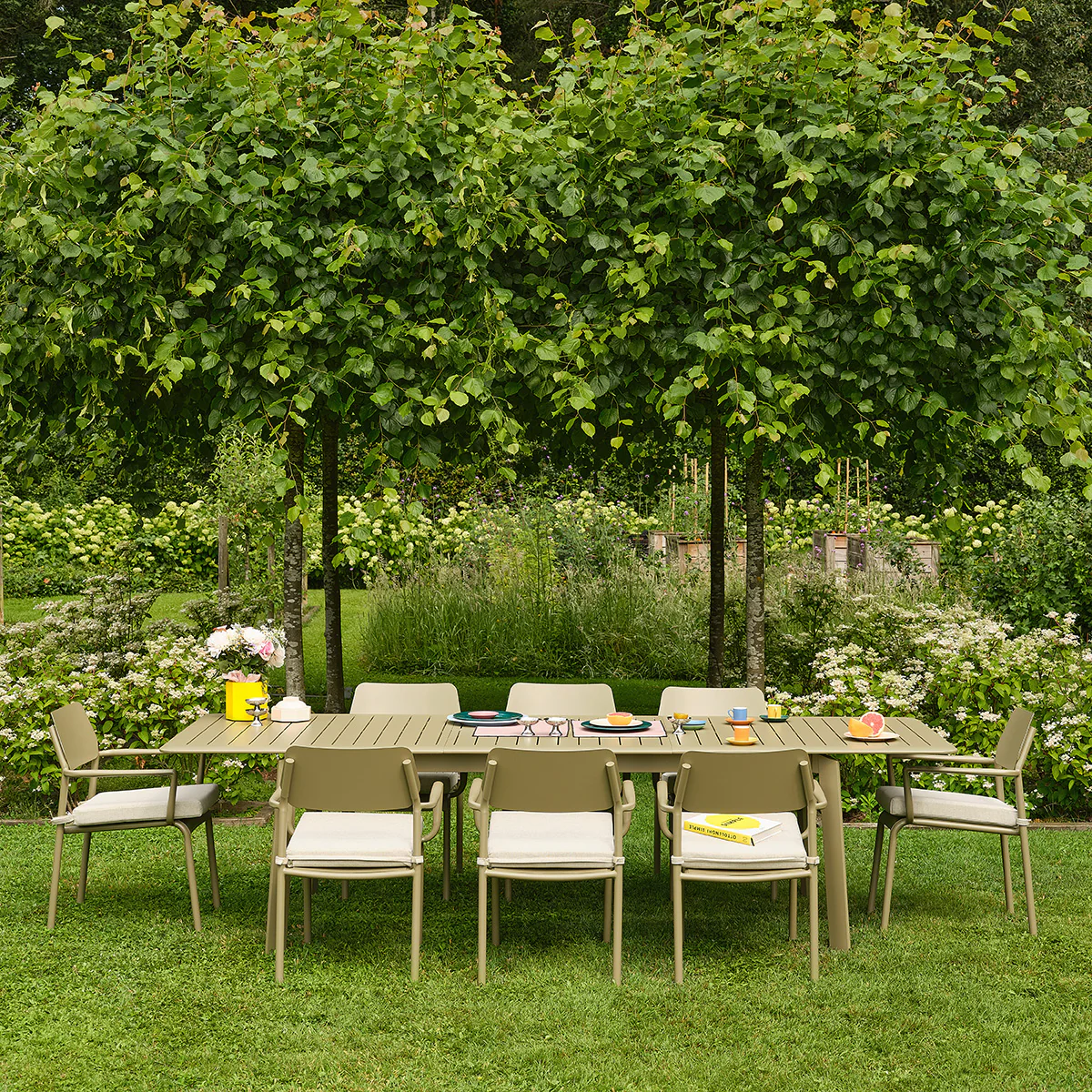 Conjunto de jardín extensible de aluminio en color caqui claro para 6-10 personas.