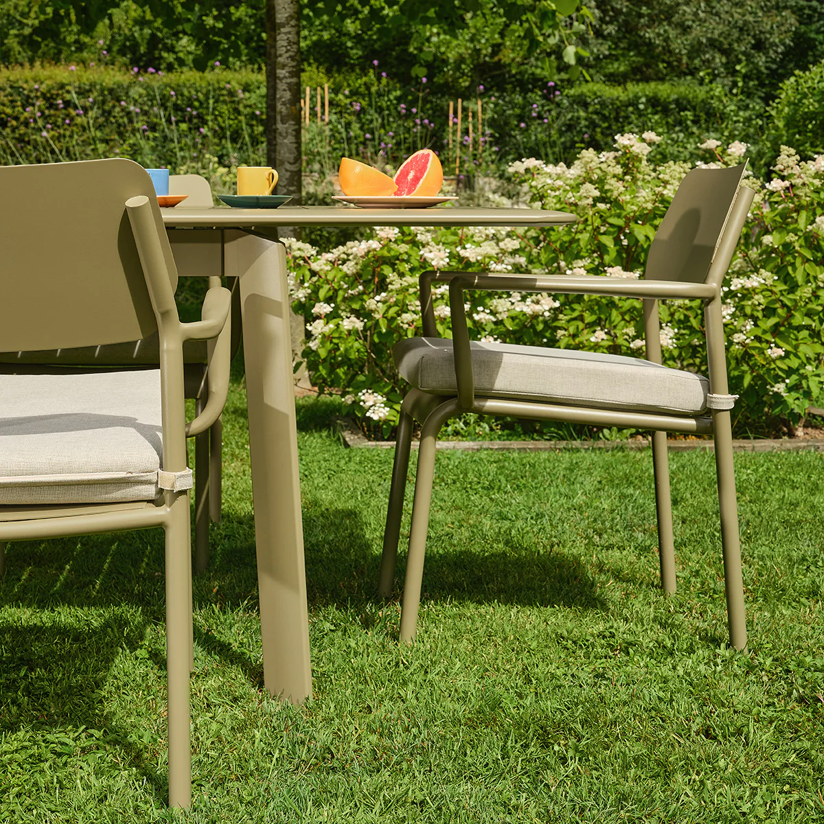 Conjunto de jardín extensible de aluminio en color caqui claro para 6-10 personas. - Image 4