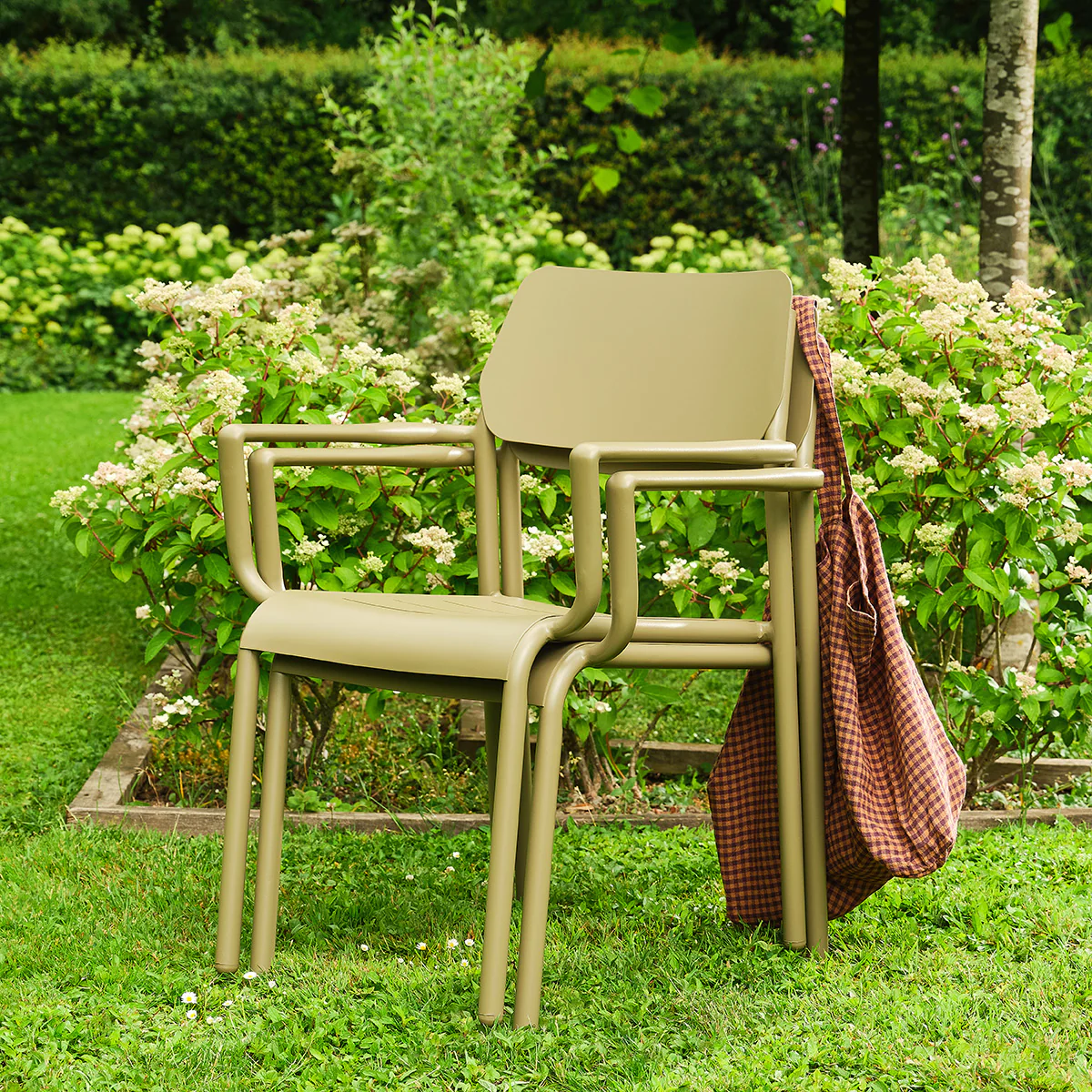 Conjunto de jardín extensible de aluminio en color caqui claro para 6-10 personas. - Image 9
