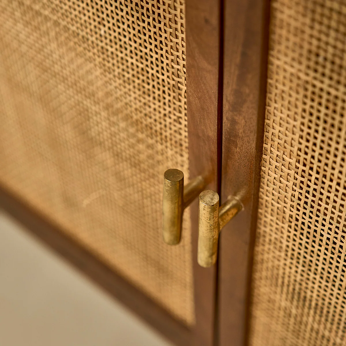 Librería de mango con acabado de nogal y rejilla de 170 cm - Image 5