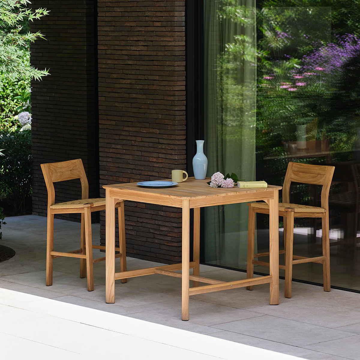 Mesa alta de jardín de teca maciza para 4 personas.
