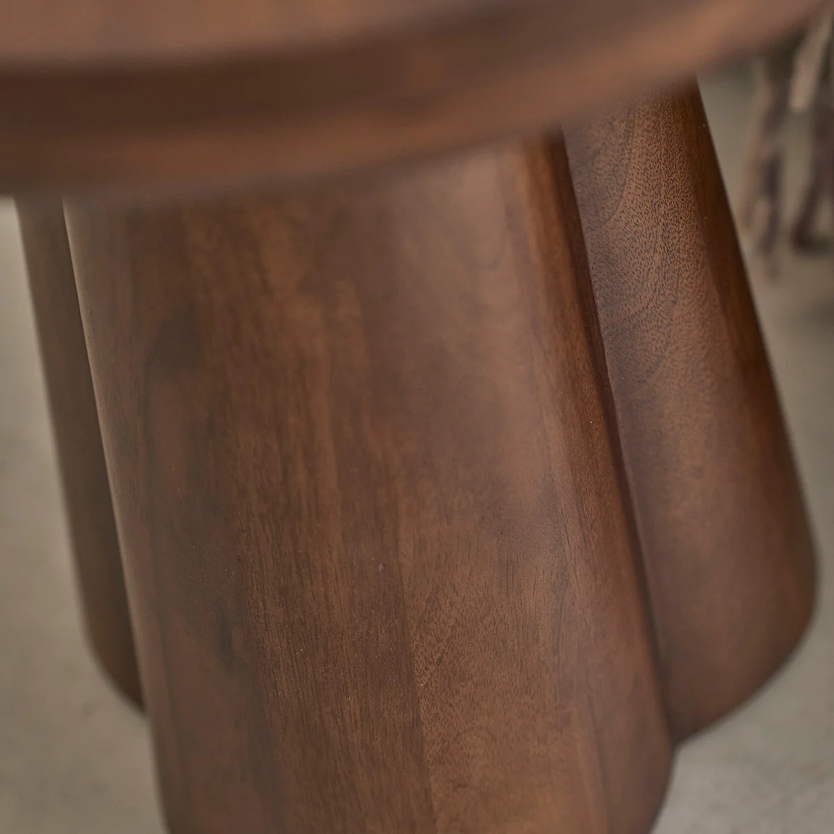 Mesa auxiliar redonda de madera de mango - Image 3