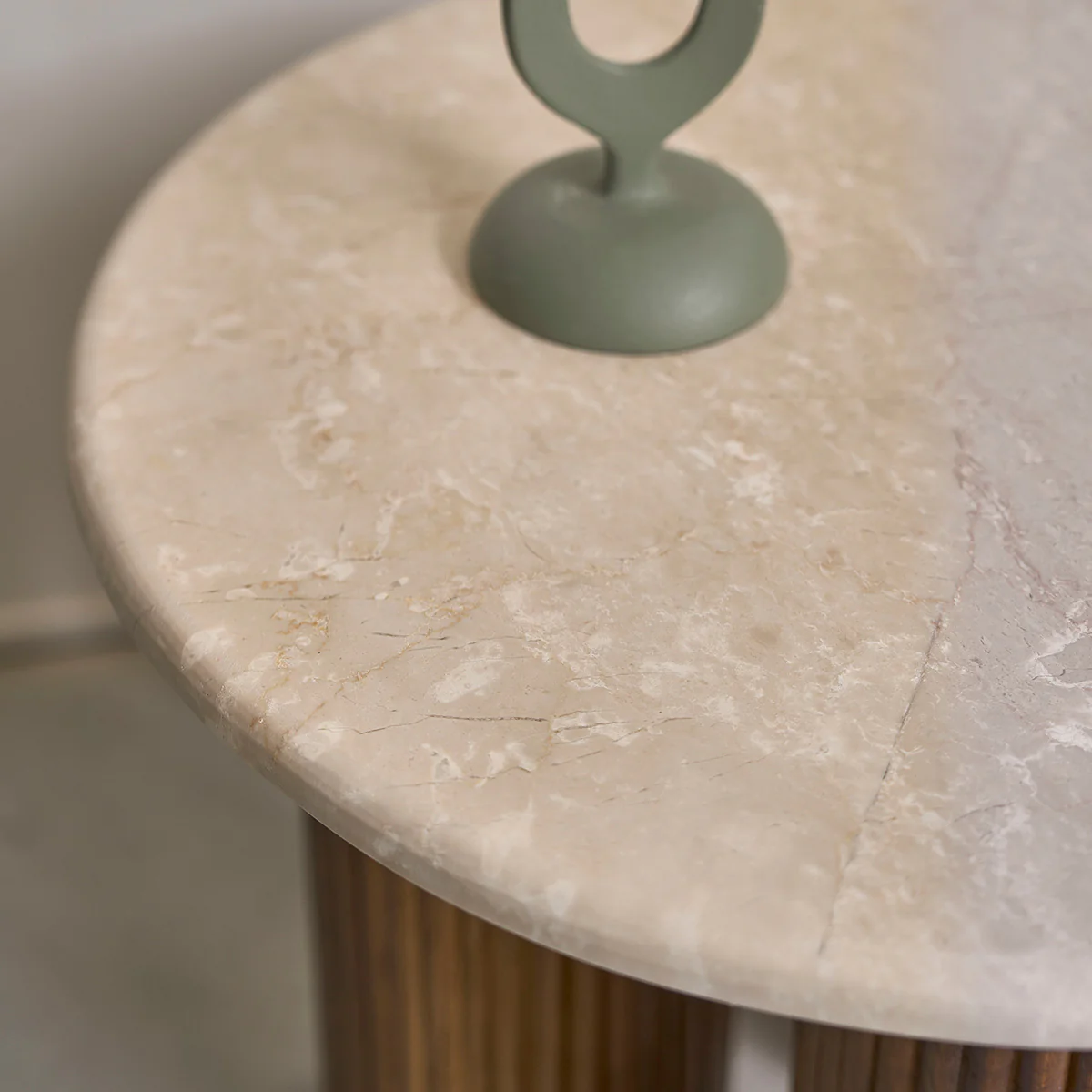 Mesa auxiliar de madera de mango y mármol redonda - Image 3