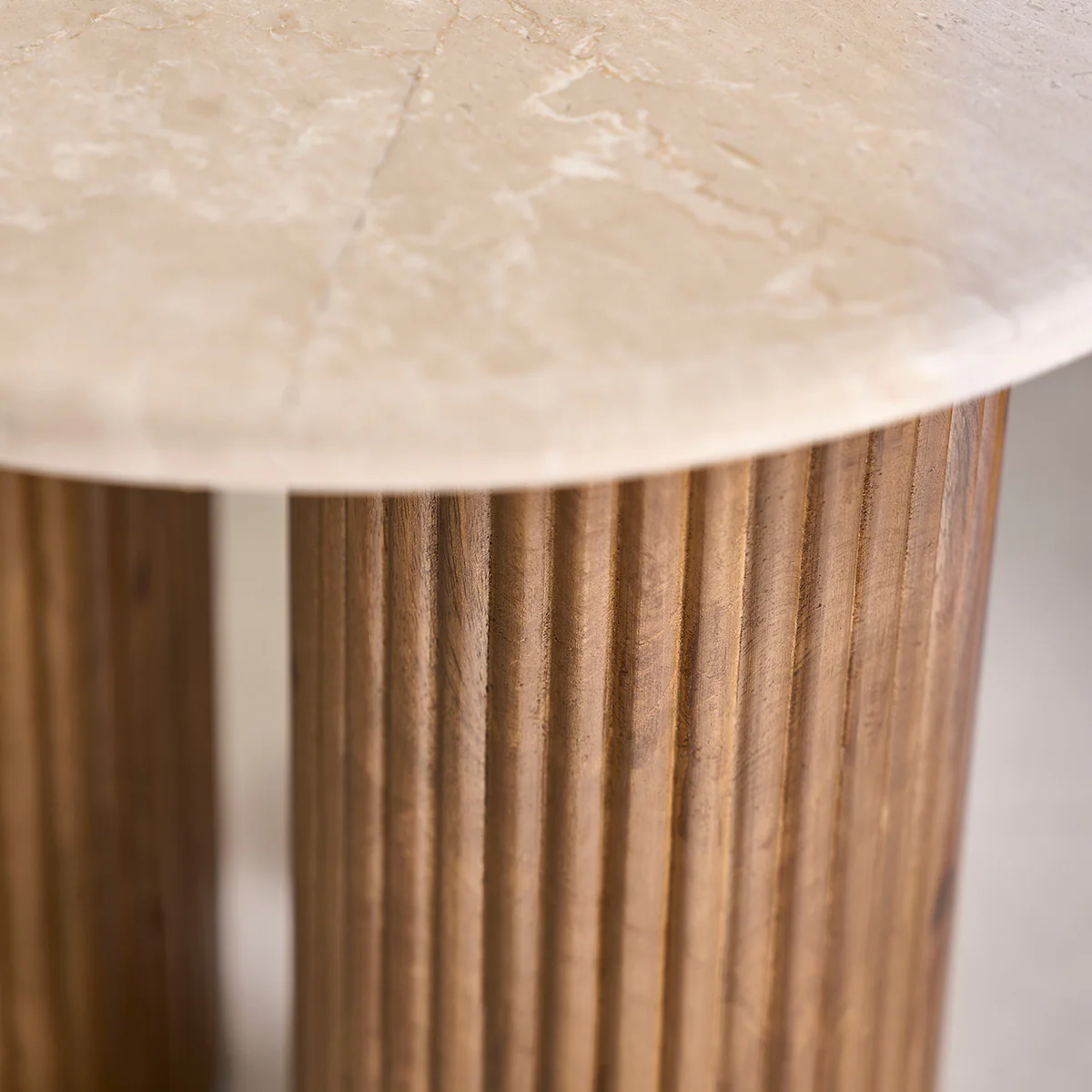 Mesa auxiliar de madera de mango y mármol redonda - Image 4