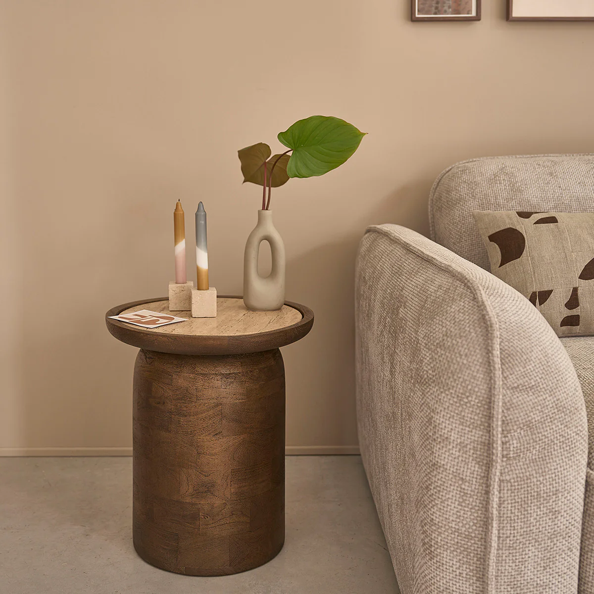 Mesa auxiliar de madera de mango y travertino redonda