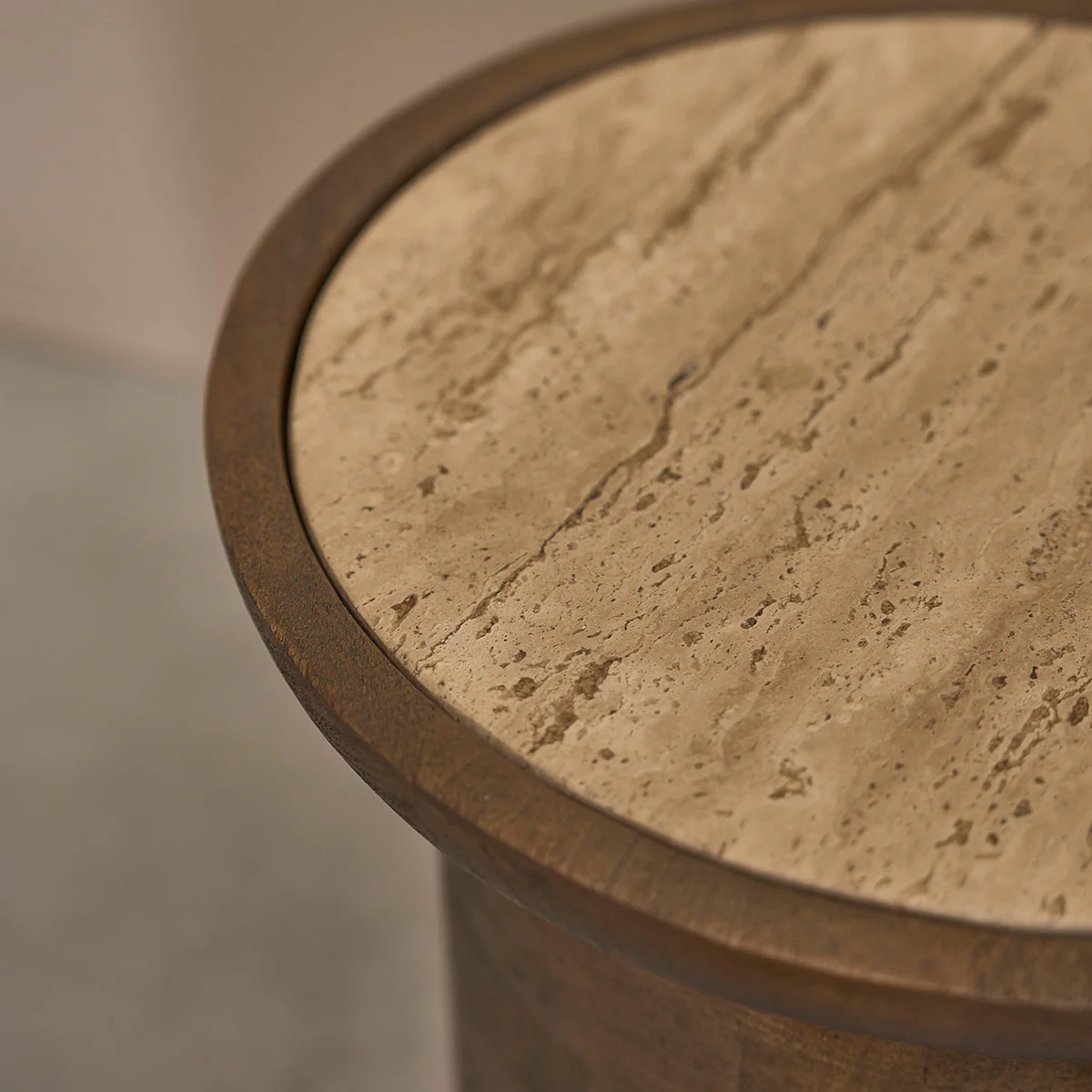 Mesa auxiliar de madera de mango y travertino redonda - Image 3