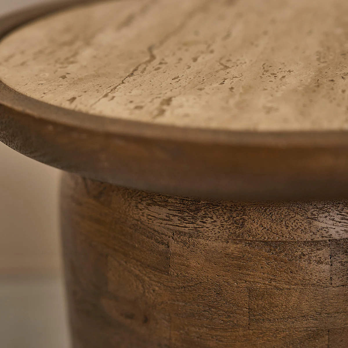 Mesa auxiliar de madera de mango y travertino redonda - Image 4