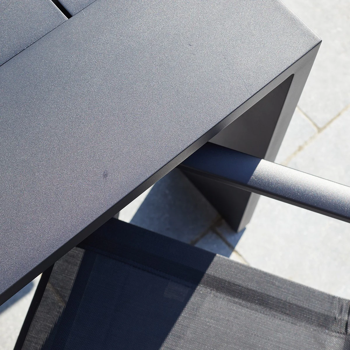 Mesa de exterior de aluminio negro para 6 pers. - Image 4