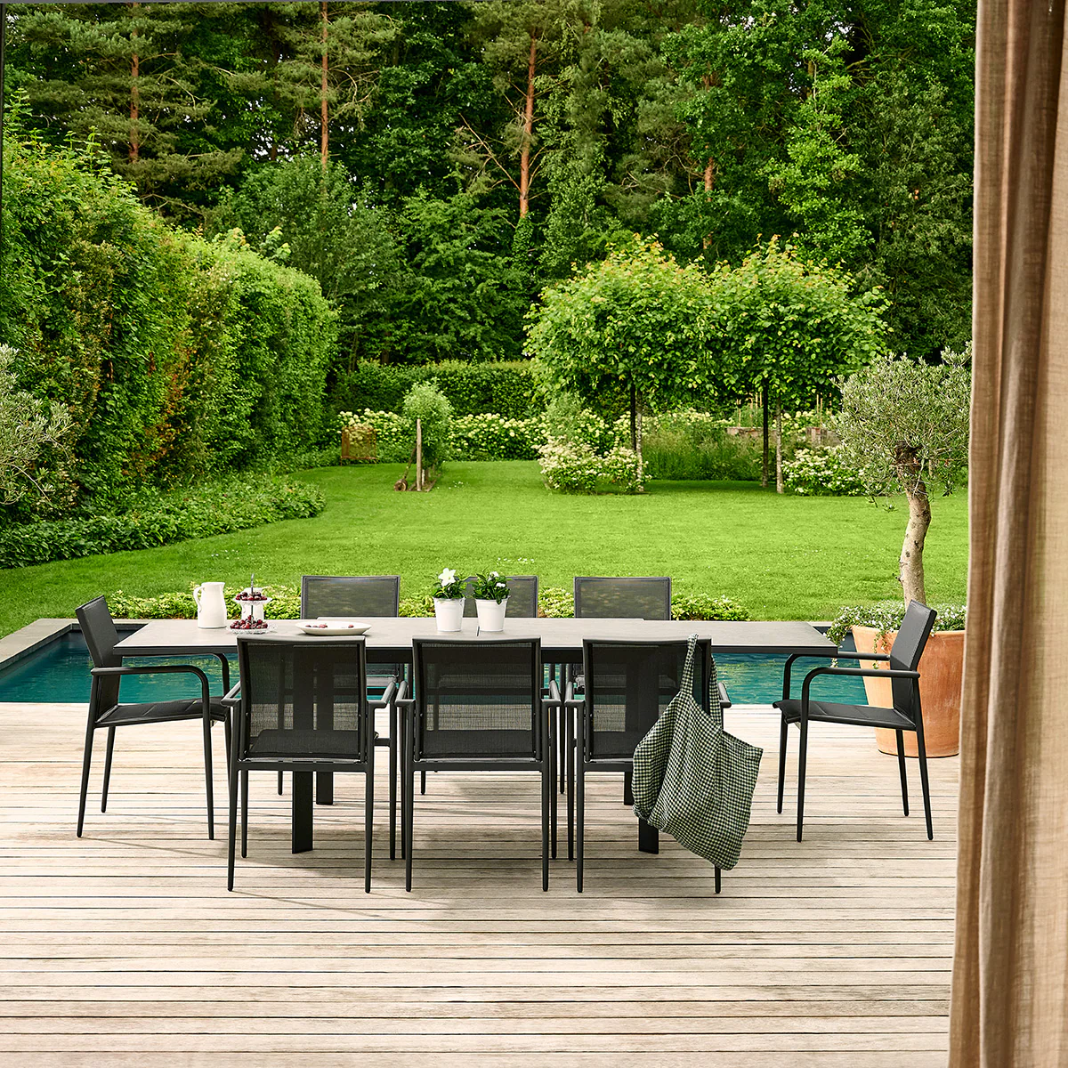 Mesa de jardín extensible de aluminio y cristal, color gris, para 6-10 personas.