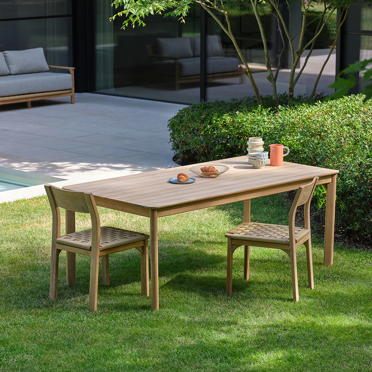 Mesa de jardín de teca maciza para 8 personas.