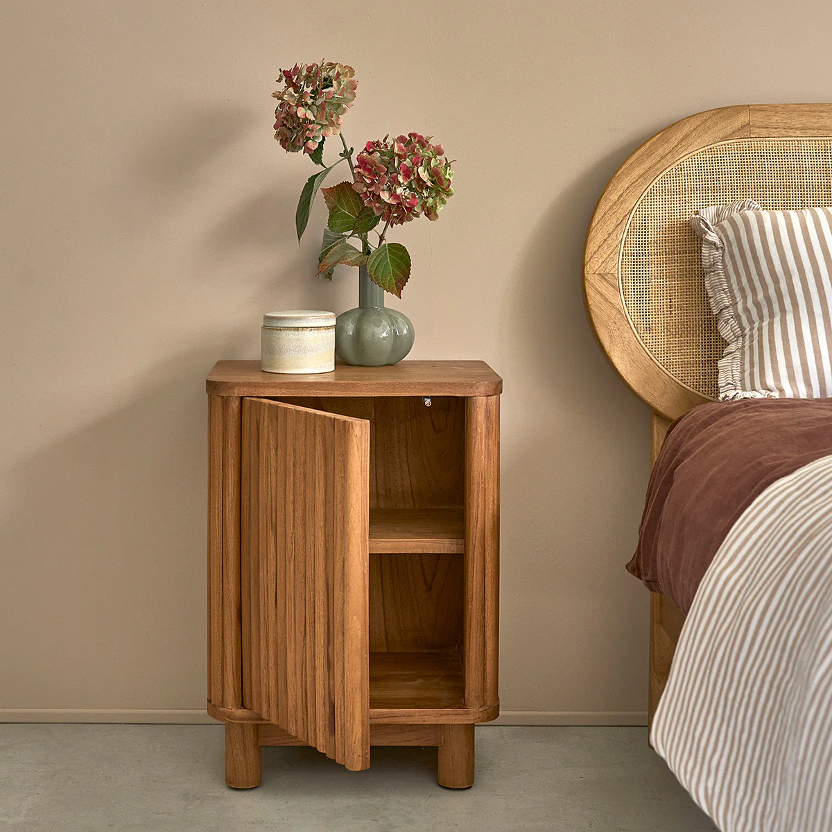 Mesita de noche de madera de teca - Image 3