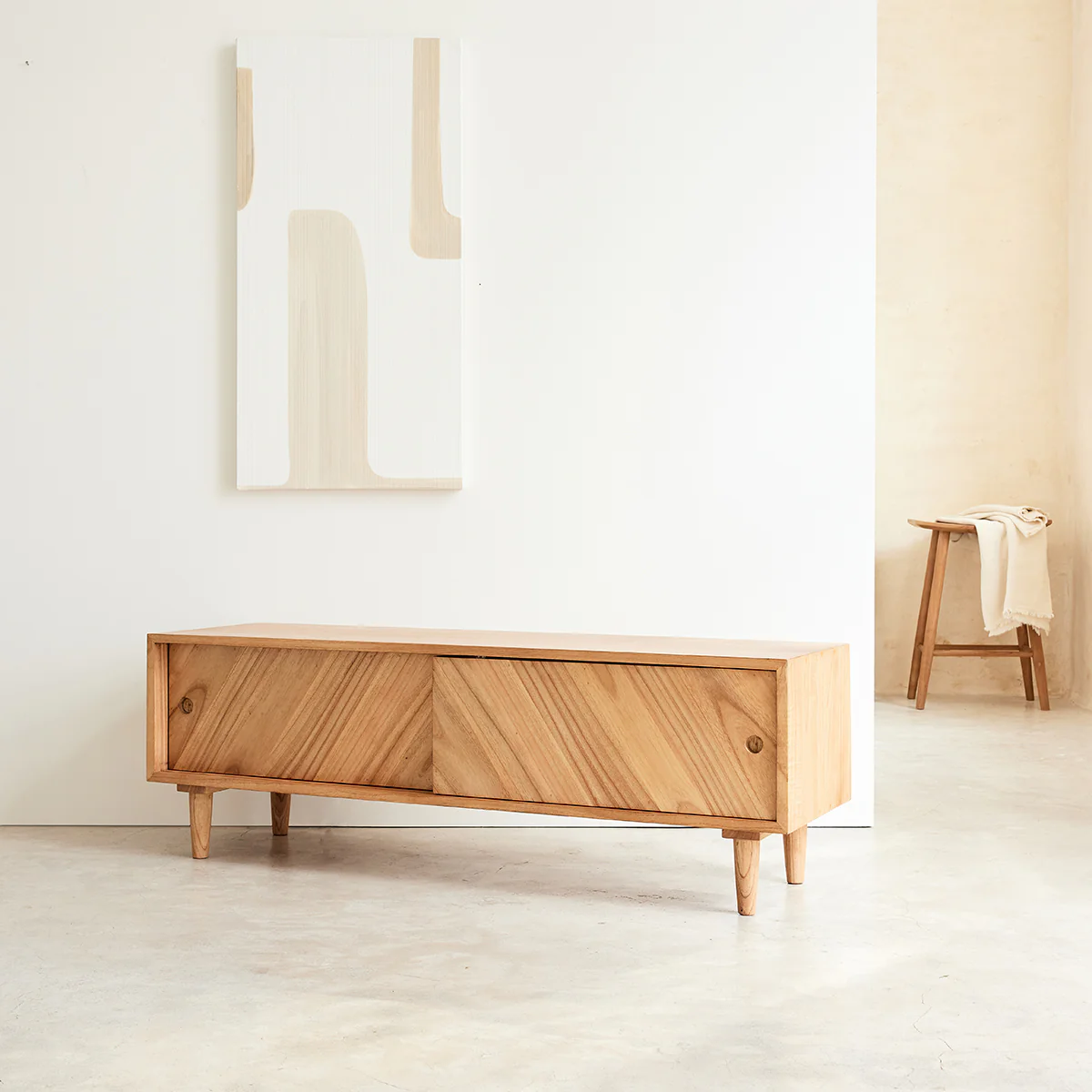 Mueble de TV de mindi macizo de 135 cm - Image 5