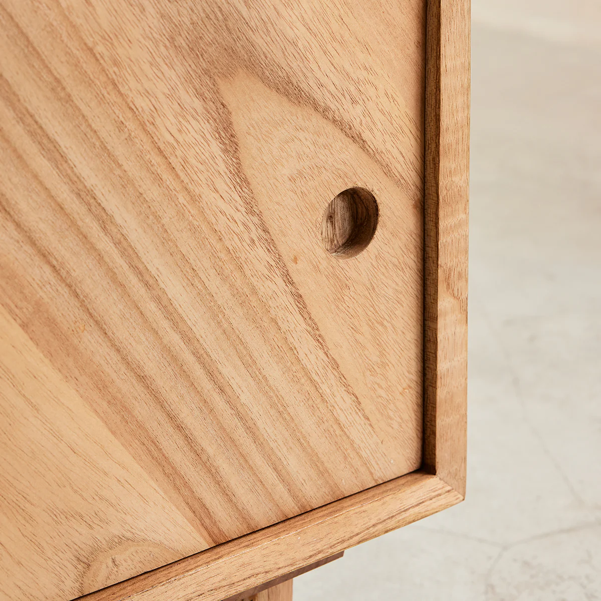 Mueble de TV de mindi macizo de 135 cm - Image 7