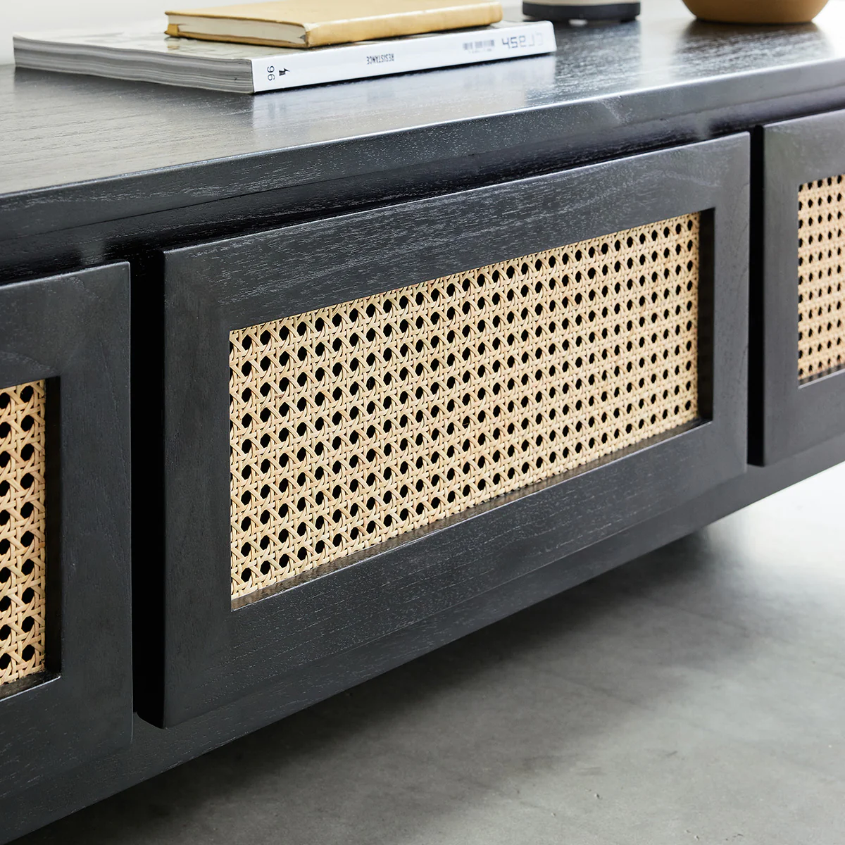 Mueble de TV de mindi macizo y rejilla negro 160 cm - Image 6