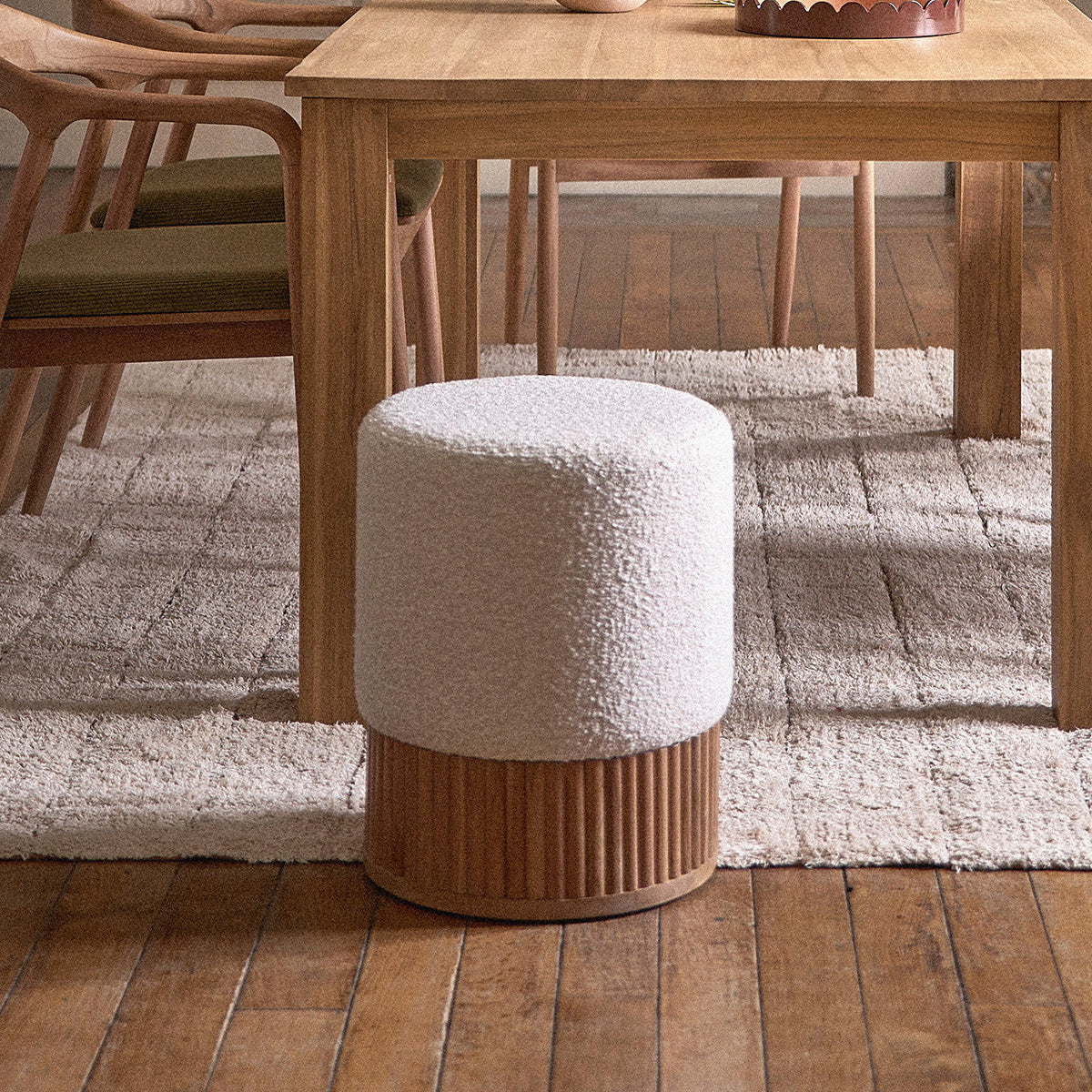 Puf de teca maciza y tejido bouclette blanco Ø38 cm - Image 3