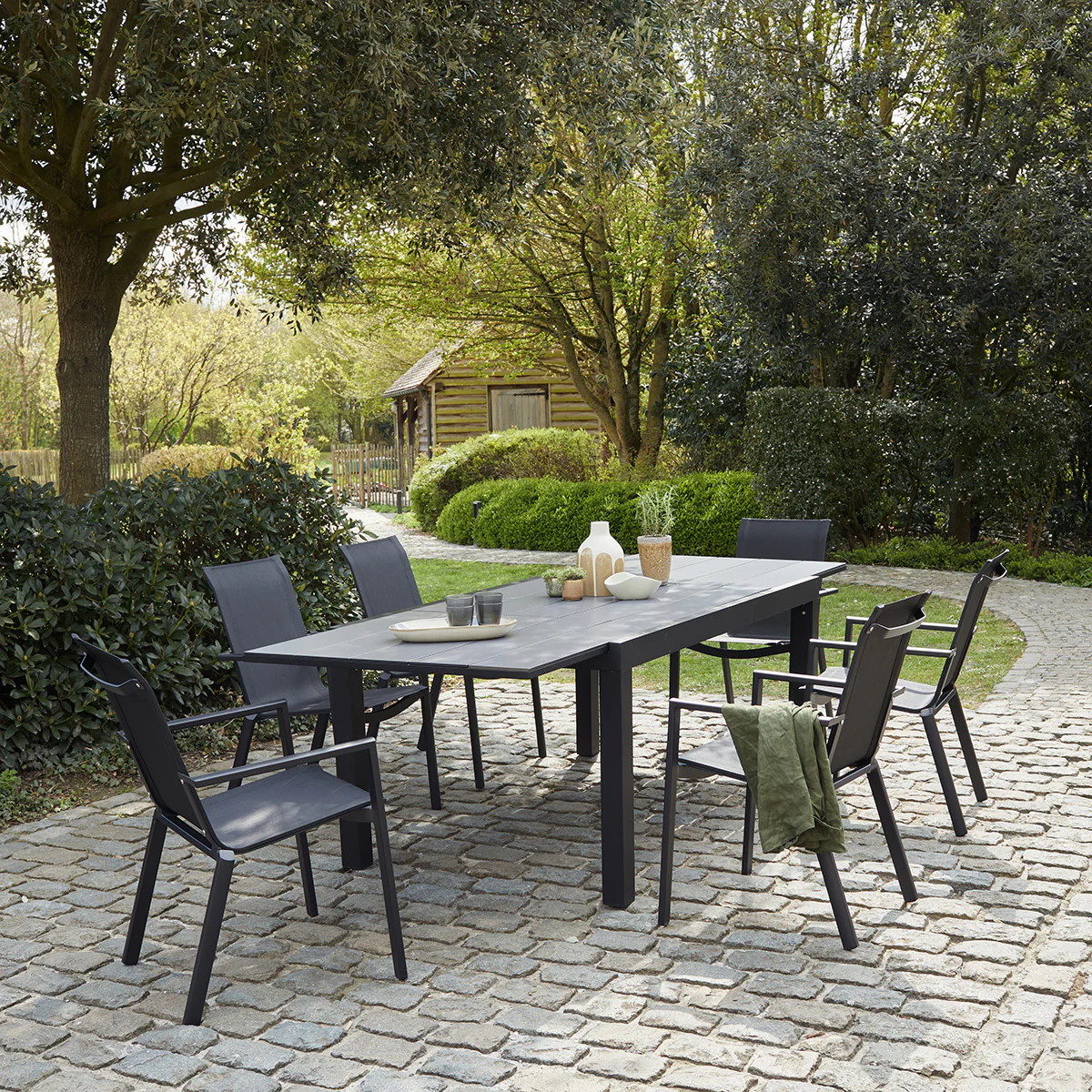 Salón de exterior de aluminio negro y textileno gris para 6/10 pers.