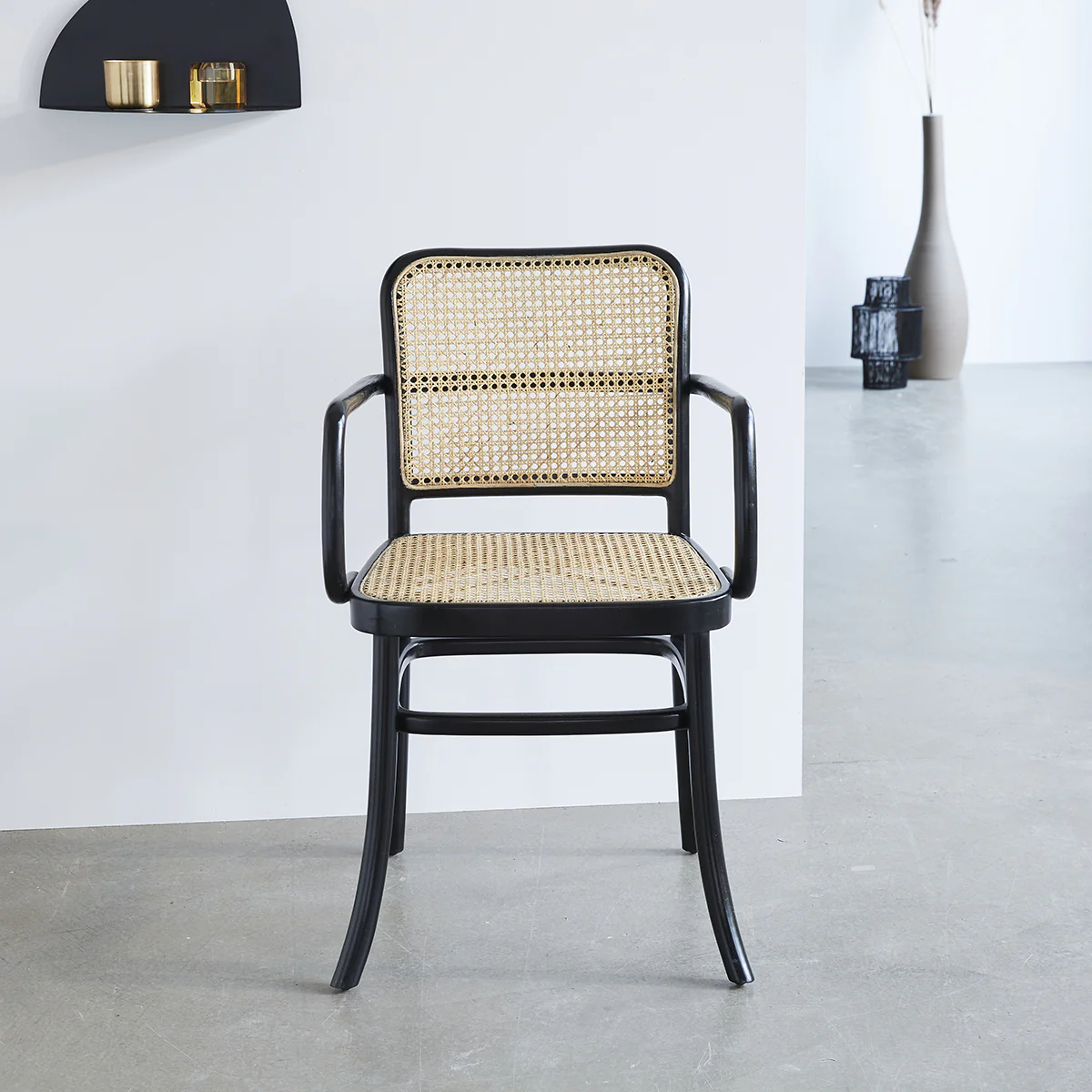 Silla con reposabrazos de caoba maciza y rejilla - Image 3
