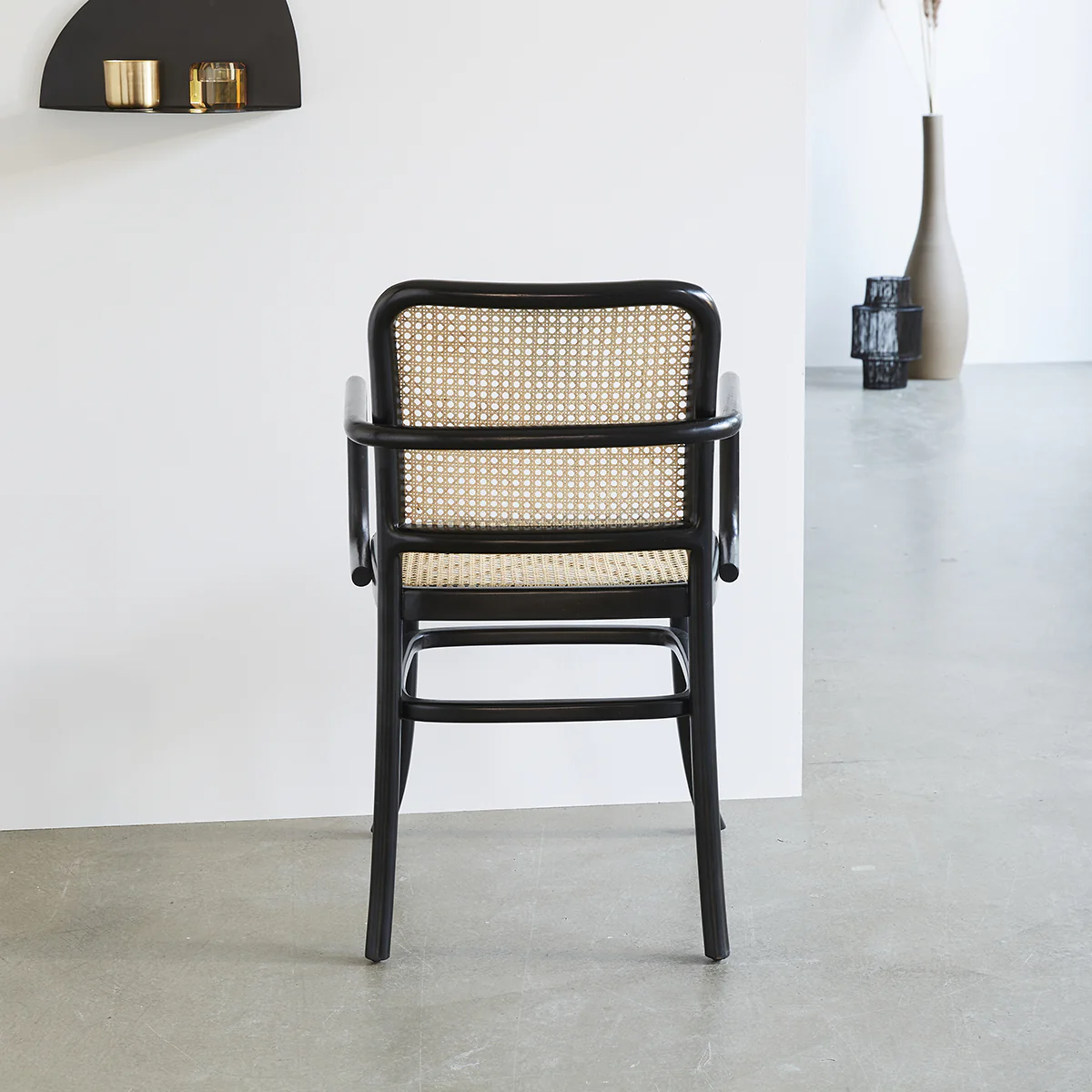 Silla con reposabrazos de caoba maciza y rejilla - Image 4