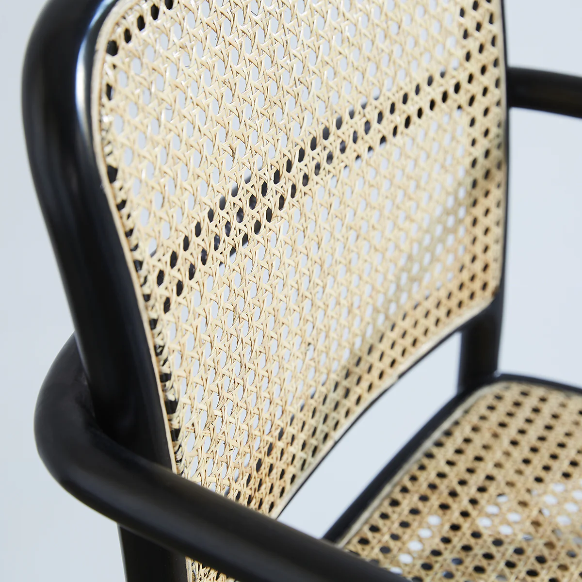 Silla con reposabrazos de caoba maciza y rejilla - Image 5