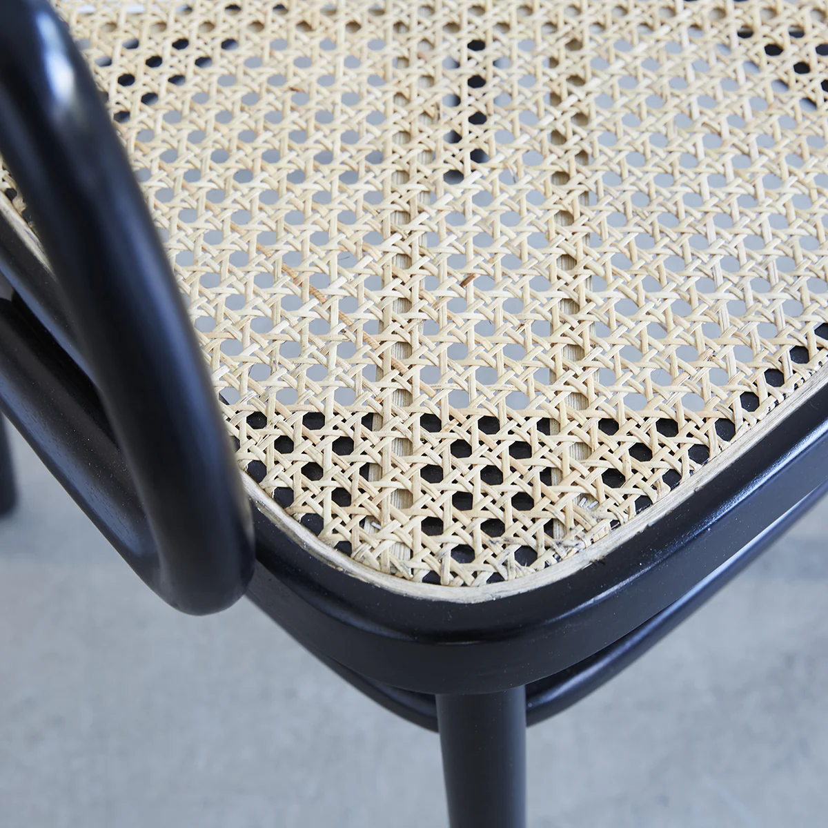 Silla con reposabrazos de caoba maciza y rejilla - Image 6