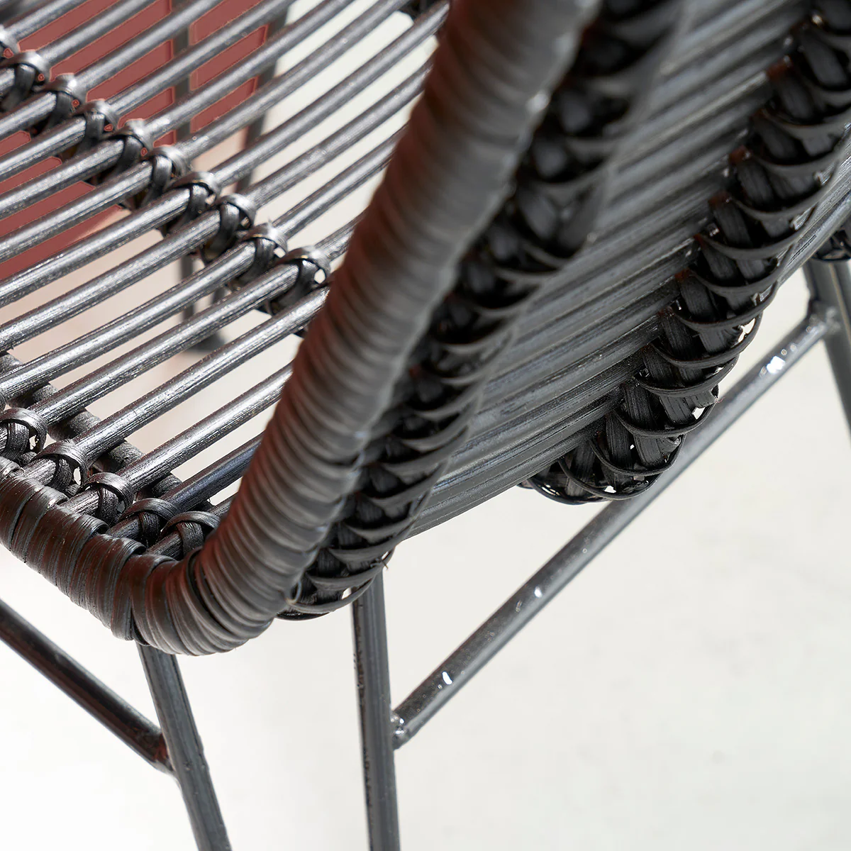Silla de ratán y metal negra - Image 4