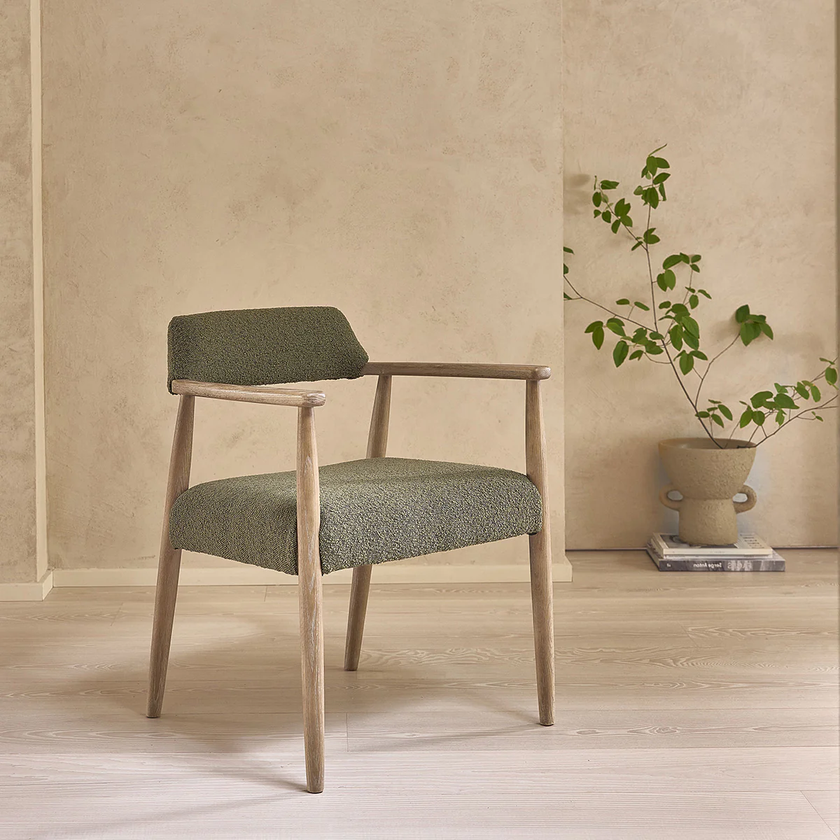 Silla de roble y tela bouclette caqui
