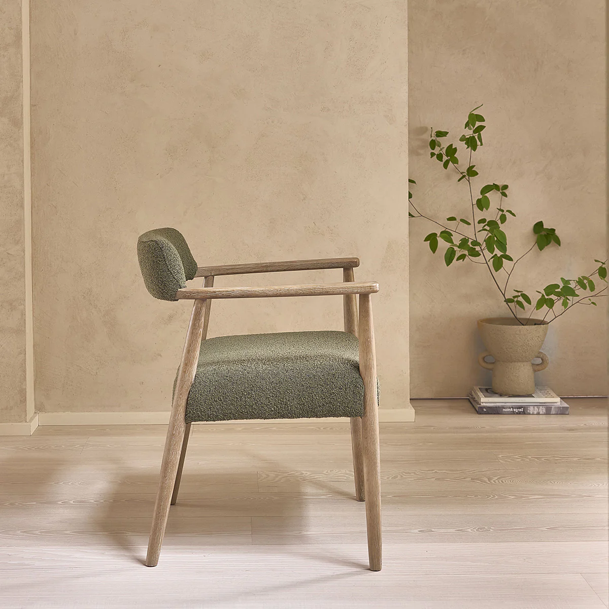 Silla de roble y tela bouclette caqui - Image 3
