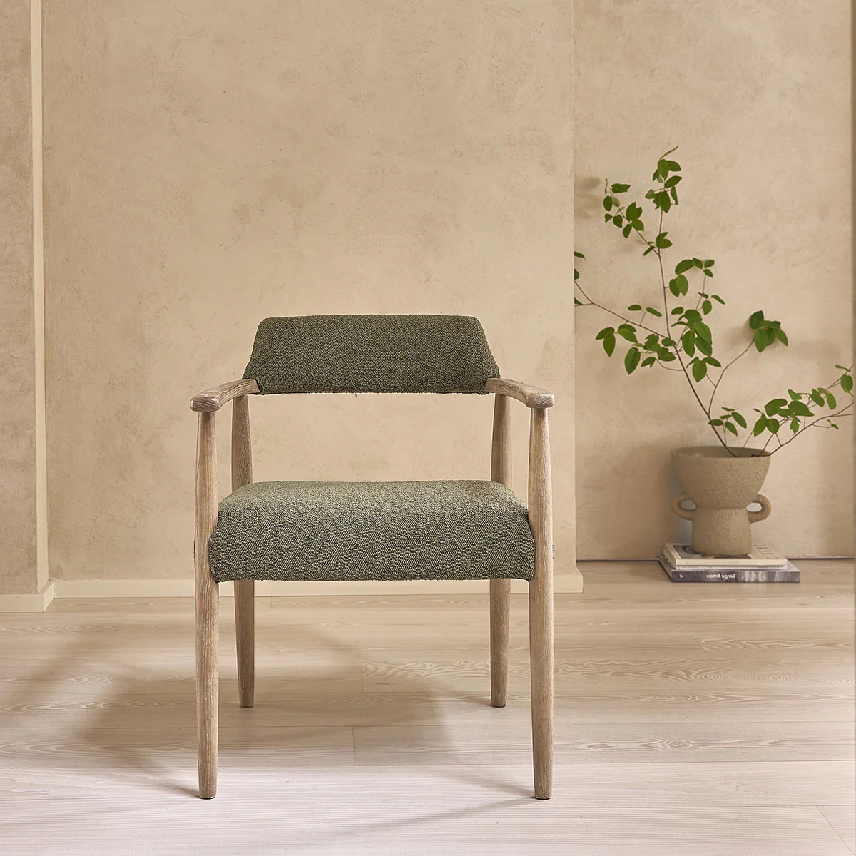 Silla de roble y tela bouclette caqui - Image 4