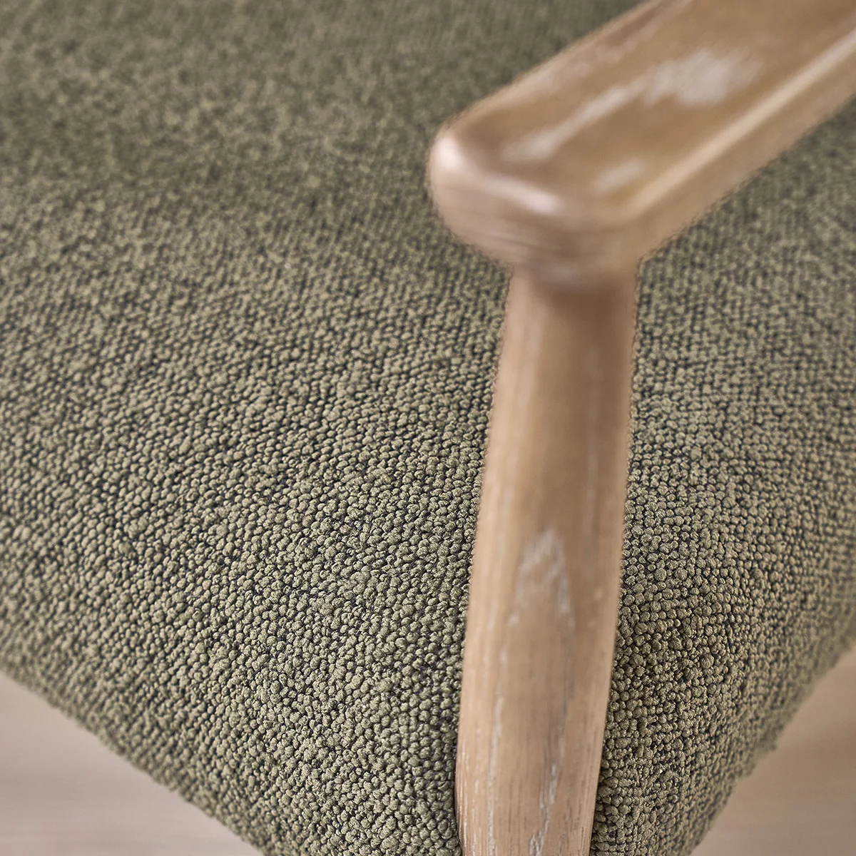 Silla de roble y tela bouclette caqui - Image 6