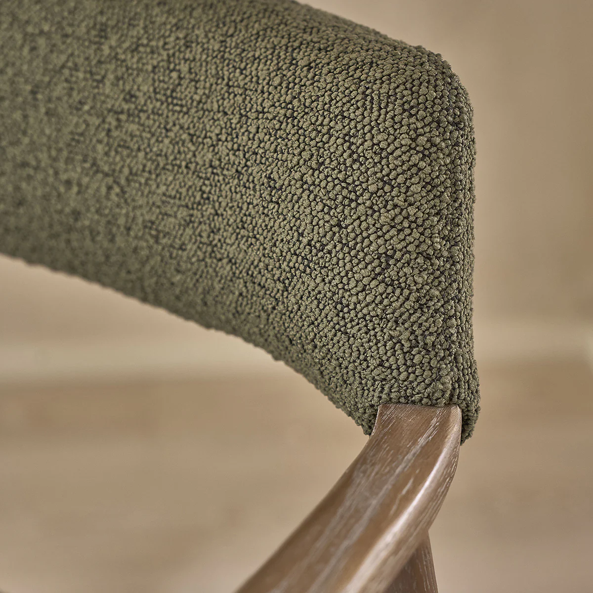 Silla de roble y tela bouclette caqui - Image 7