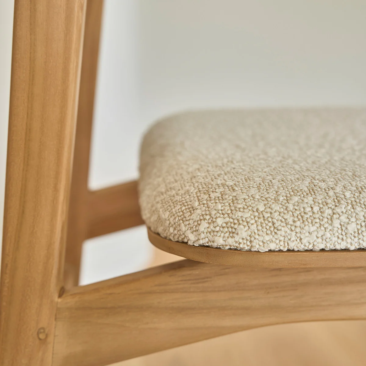 Silla de teca maciza con asiento de buclé - Image 6