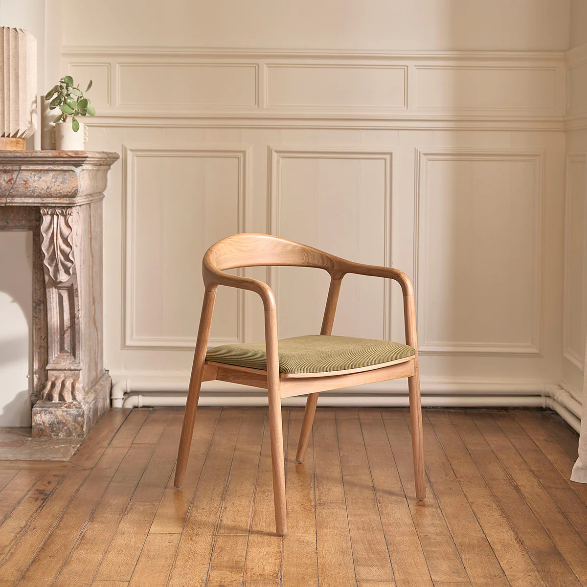 Silla de teca maciza con asiento de terciopelo acanalado caqui