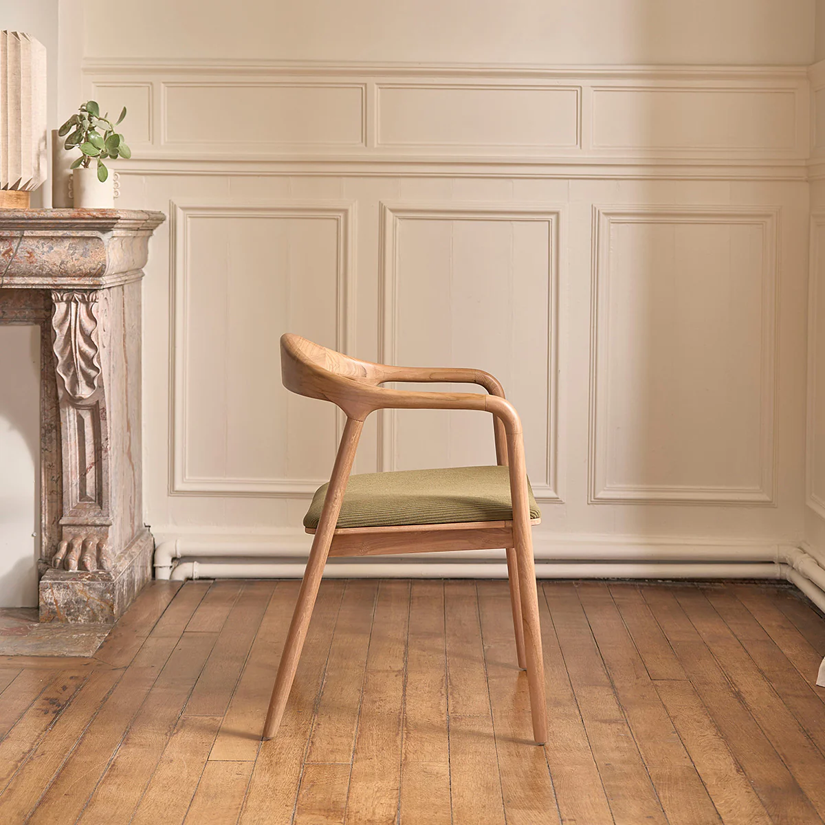 Silla de teca maciza con asiento de terciopelo acanalado caqui - Image 3