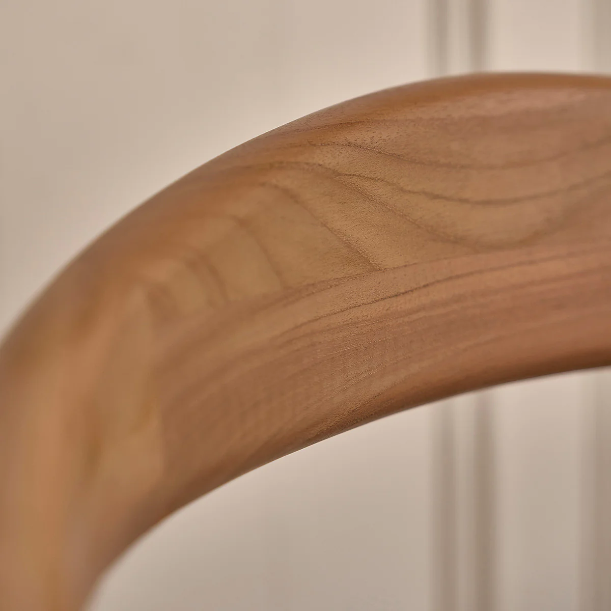 Silla de teca maciza con asiento de terciopelo acanalado caqui - Image 5