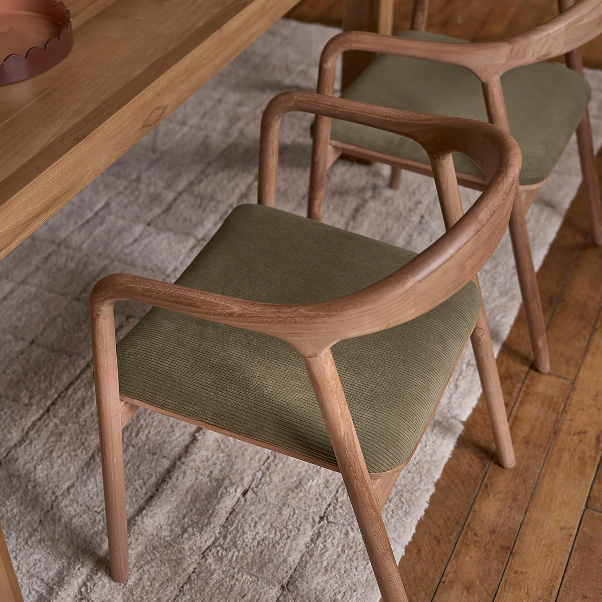 Silla de teca maciza con asiento de terciopelo acanalado caqui - Image 9