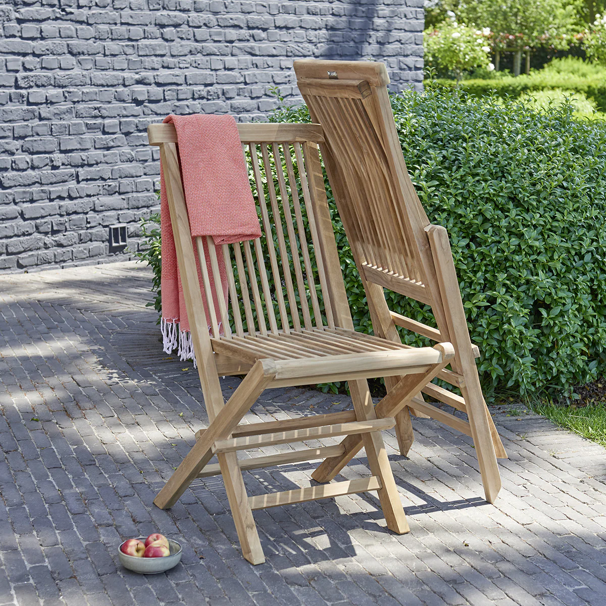 Silla de exterior plegable de teca maciza (juego de 2) - Image 3